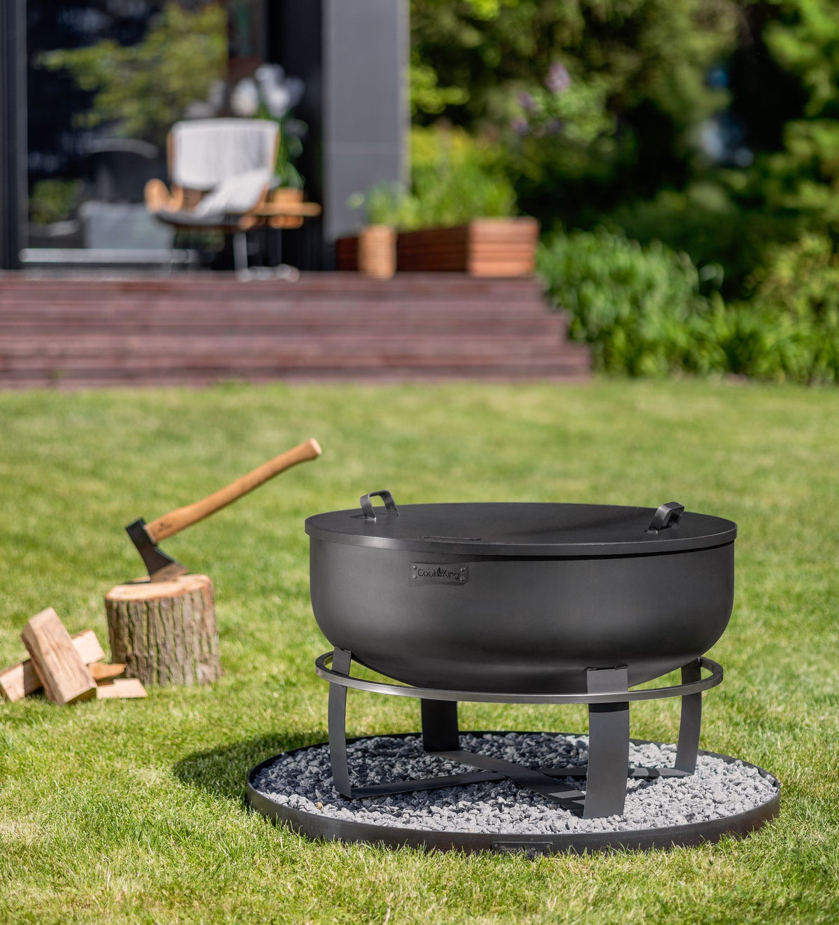 Cook King – Pack Brasero de jardin XXL « VIKING » 80 cm avec couvercle à bord profilé 81,5 cm et base décorative ronde en pierre 100 cm — mise en situation