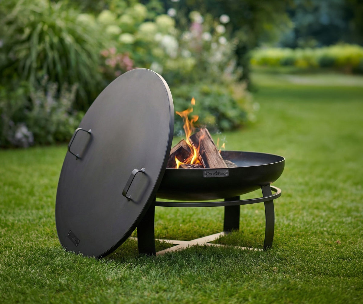 Cook King – Pack Brasero de jardin « VIKING » 80 cm avec couvercle à bord profilé 81,5 cm — mise en situation