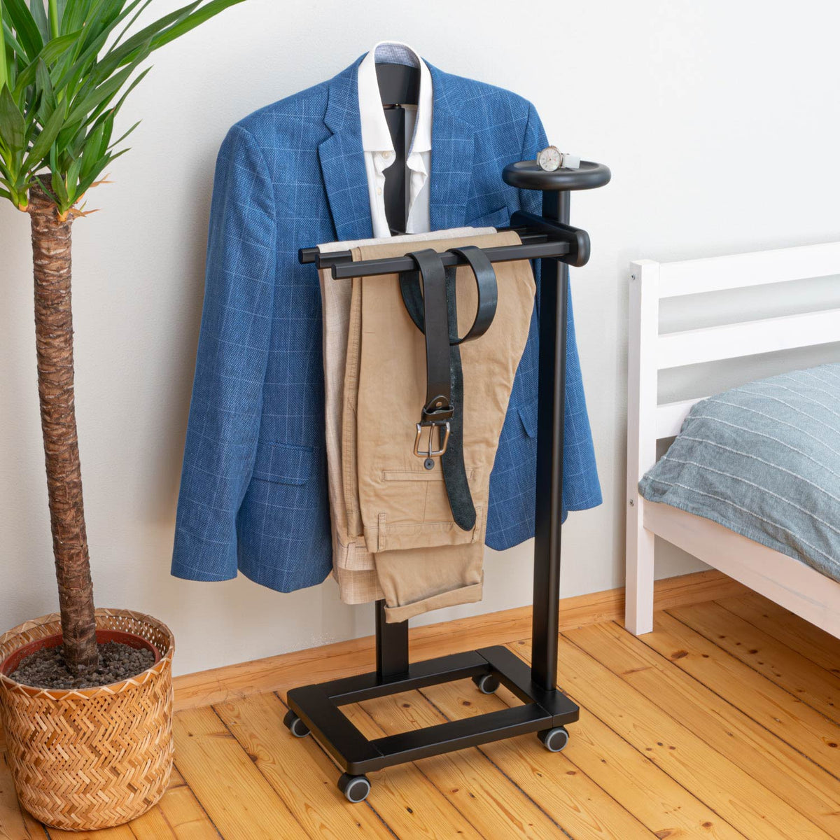 Valet de Nuit, Valet de Chambre Bois, Composé d'un cintre, 3 porte-pantalons et d'une tablette de rangement, Noir, Tatkraft Baron, 20