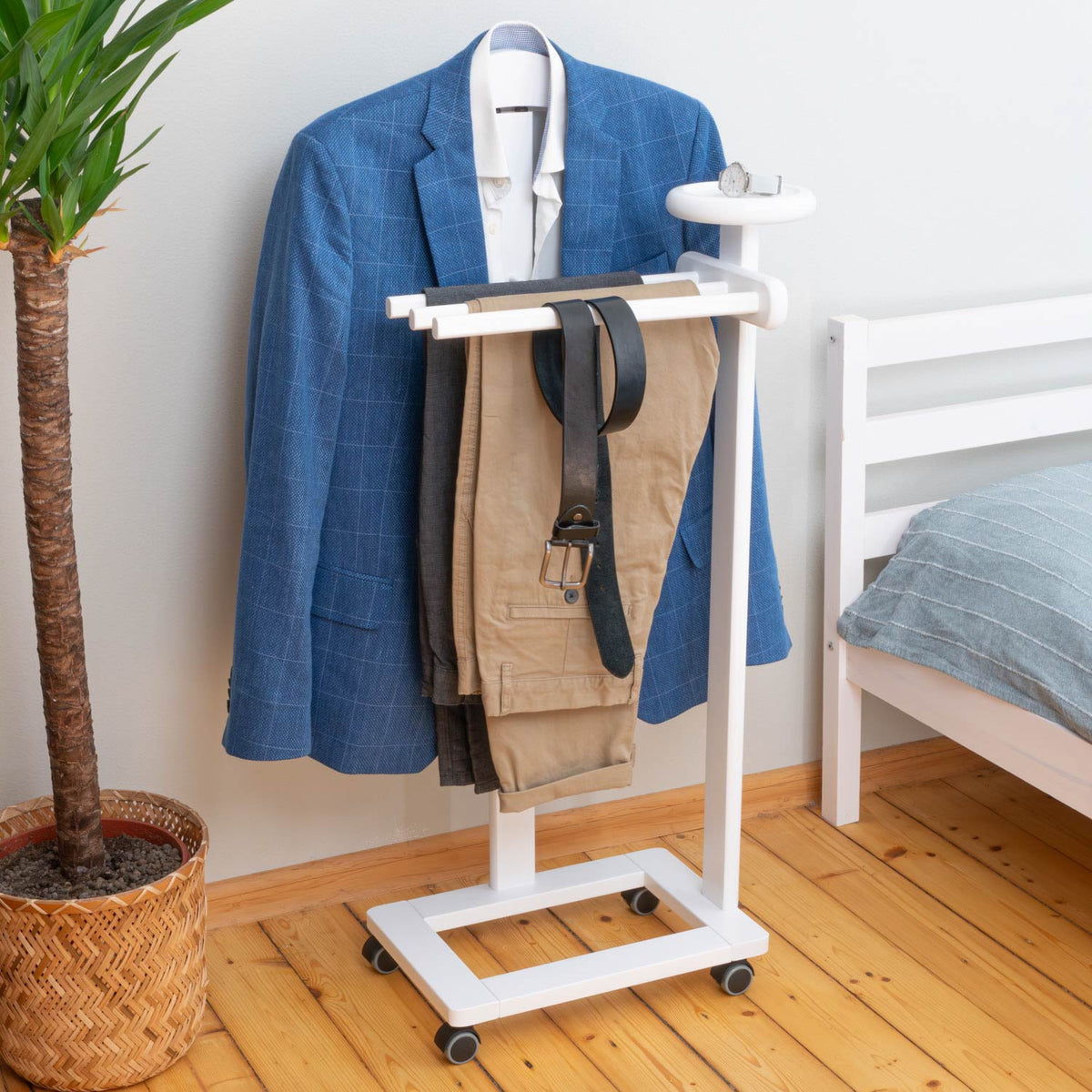 Valet de Chambre Bois, Composé d'un cintre, 3 porte-pantalons et d'une tablette de rangement, blanc, Tatkraft Graf, 2