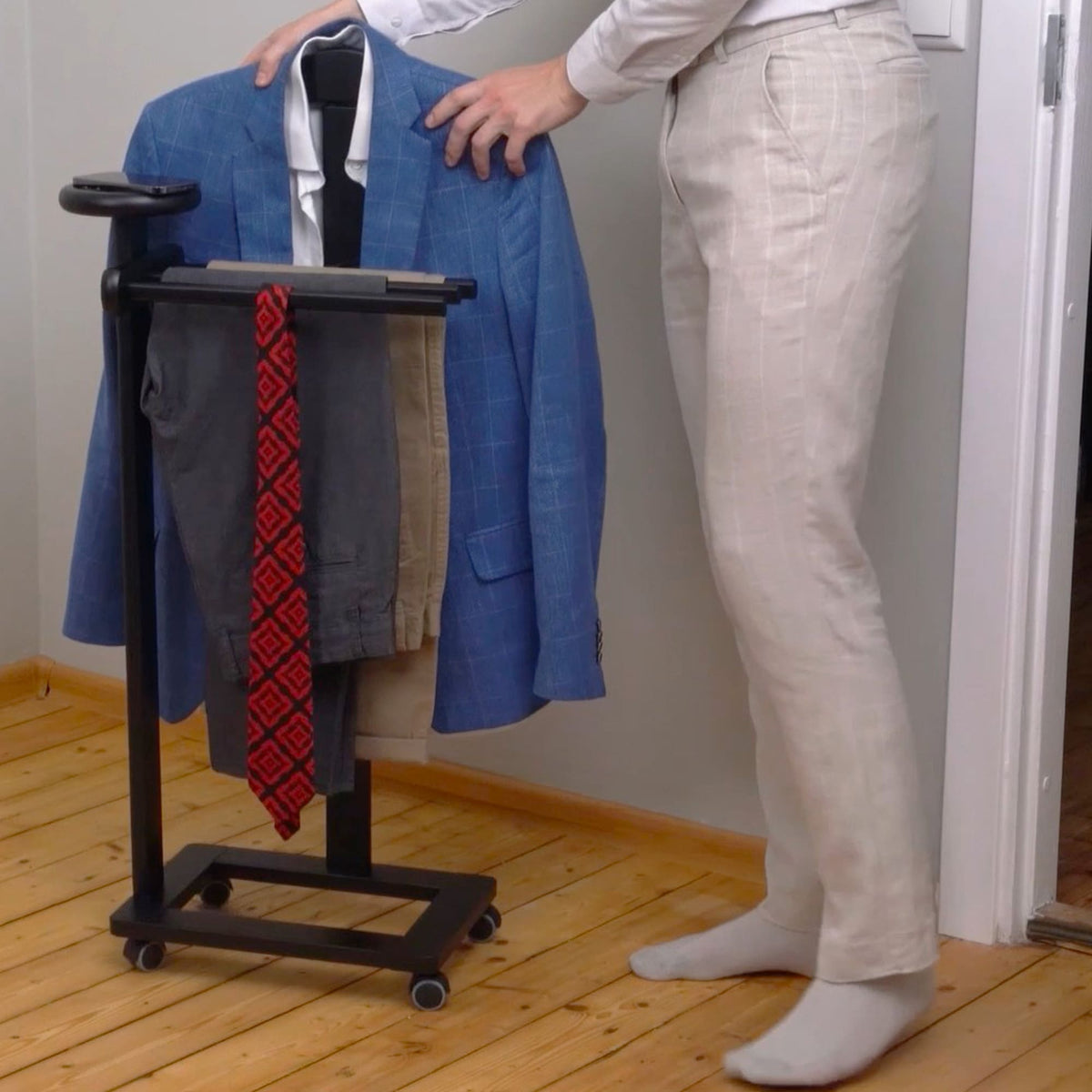 Valet de Chambre, Valet de Nuit, Valet de Chambre Bois, Composé d'un cintre, de 3 porte-pantalons, ARIT ANTIMO, 14