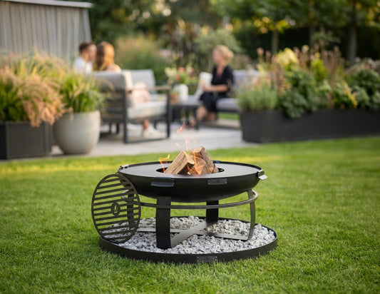 Cook King – Pack Brasero de jardin « VIKING » 80 cm avec plaque de cuisson 78 cm (4 poignées), grille de cuisson 37 cm et base décorative ronde en pierre 100 cm — mise en situation