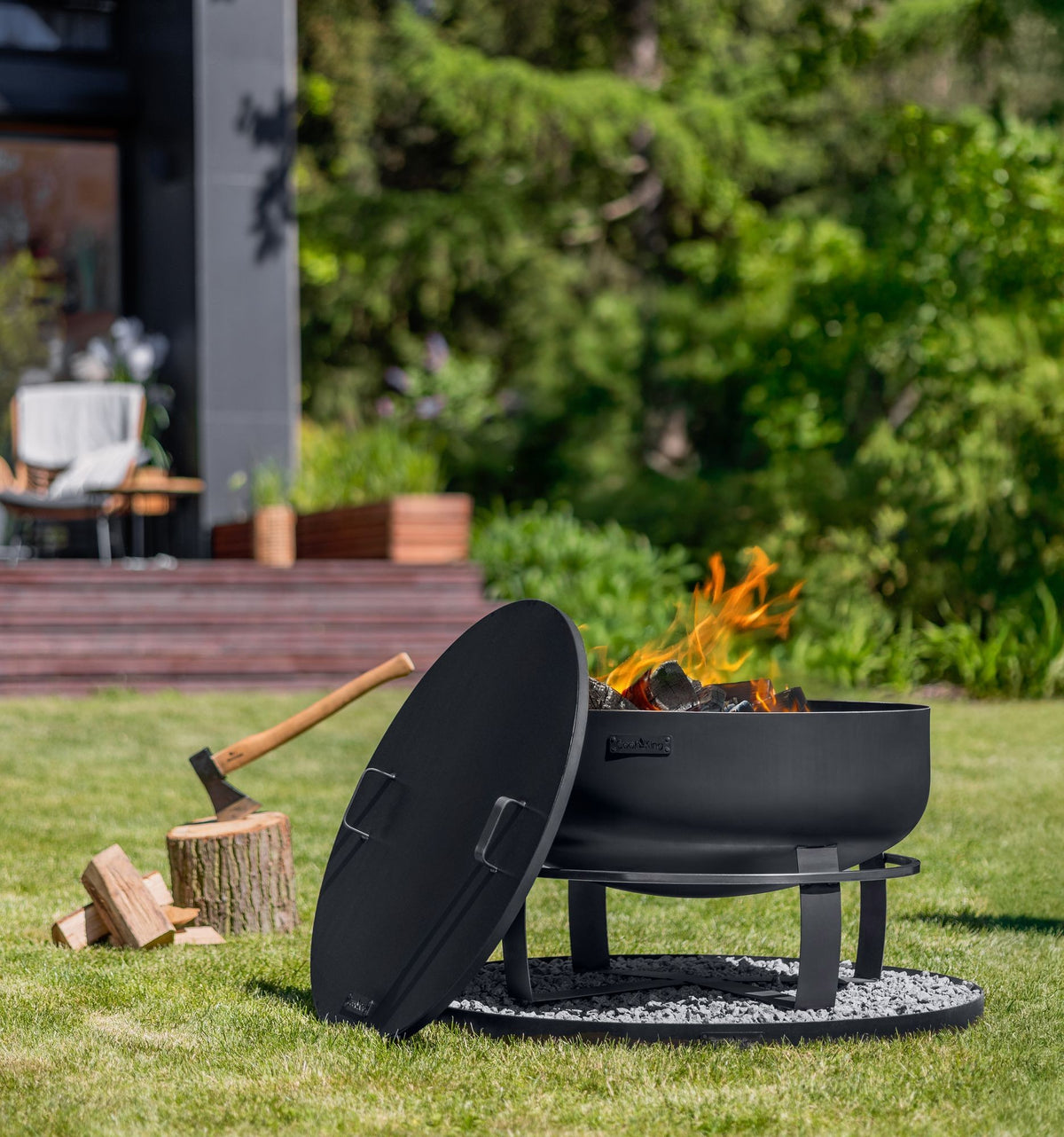Cook King – Pack Brasero de jardin XXL « VIKING » 80 cm avec couvercle à bord profilé 81,5 cm et base décorative ronde en pierre 100 cm — mise en situation