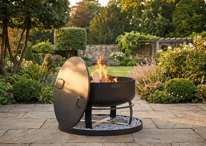 Cook King – Pack Brasero de jardin XXL « VIKING » 80 cm avec couvercle à bord profilé 81,5 cm et base décorative ronde en pierre 100 cm — mise en situation