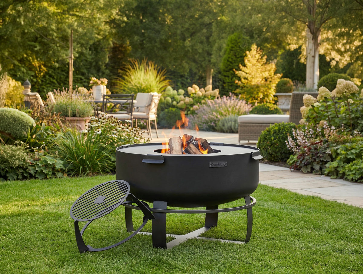 Cook King – Pack Brasero de jardin XXL « VIKING » 80 cm avec plaque de cuisson 78 cm (4 poignées) et grille haute pour plaque 78 cm — mise en situation