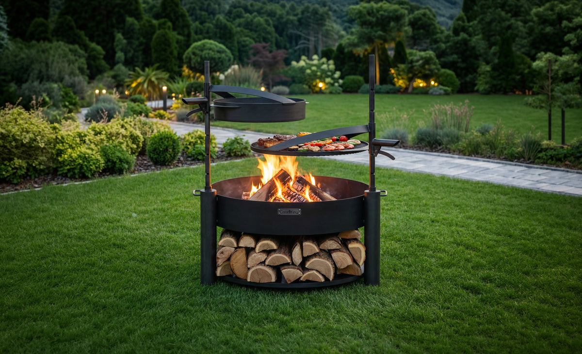 Cook King – Pack Brasero de jardin multifonction « MONTANA X » 80 cm avec grille de cuisson 60 cm, mât supplémentaire et poêle en acier brut 50 cm — mise en situation