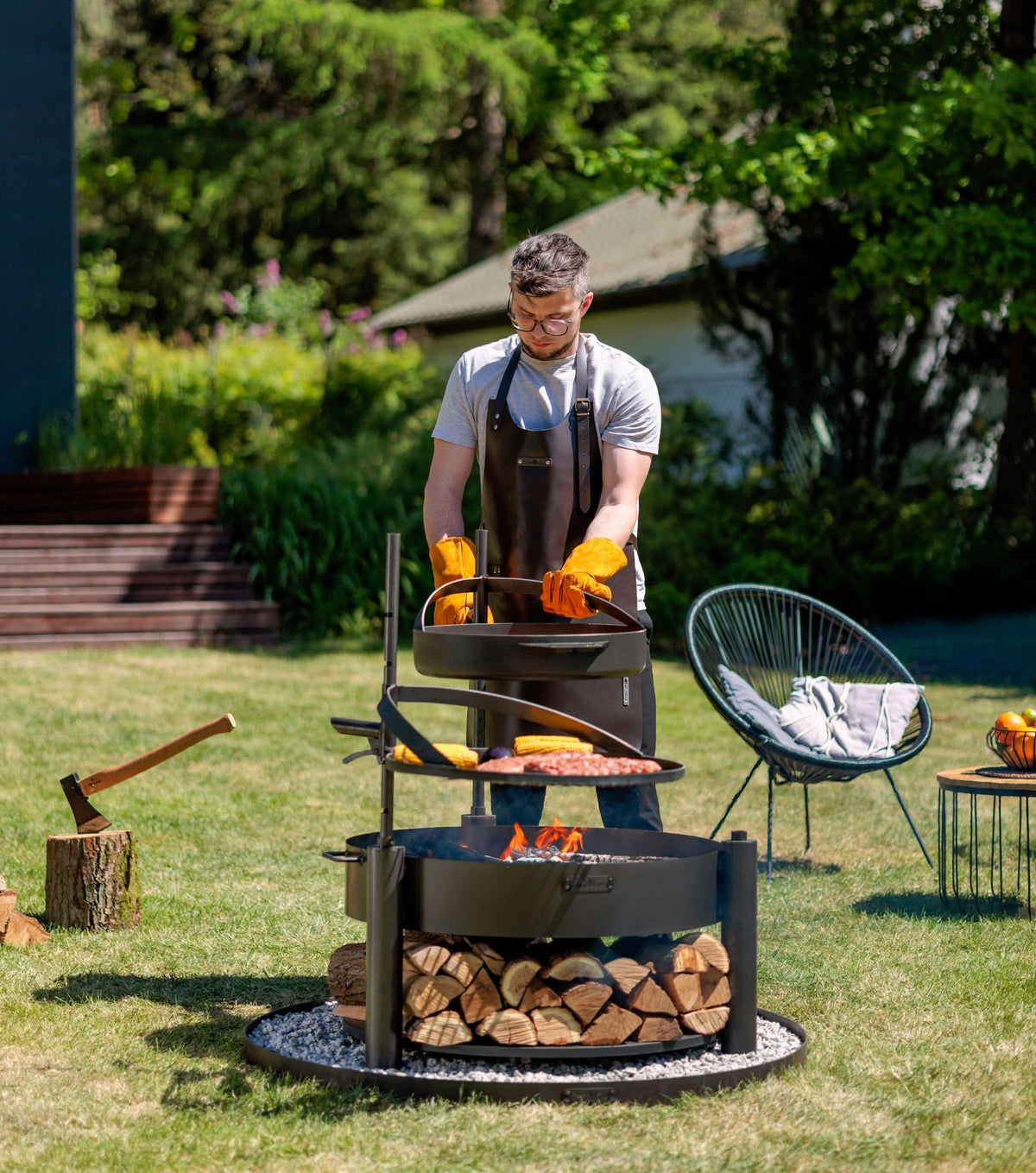 Cook King – Pack Brasero de jardin multifonction « MONTANA X » 80 cm avec grille de cuisson 60 cm, mât supplémentaire et poêle en acier brut 50 cm — mise en situation