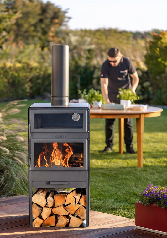 Cook King – Pack VENTO – Brasero cheminée avec four, grille de cuisson et range-bûches — mise en situation