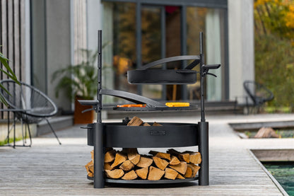 Cook King – Pack Brasero de jardin multifonction « MONTANA X » 80 cm avec grille de cuisson 60 cm, mât supplémentaire et poêle en acier brut 50 cm — mise en situation