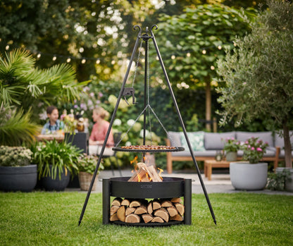 Cook King – Pack Brasero de jardin « MONTANA » 80 cm avec barbecue sur trépied 180 cm avec manivelle et grille de cuisson en acier brut 70 cm — mise en situation