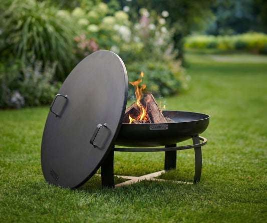 Cook King – Pack Brasero de jardin « VIKING » 80 cm avec couvercle à bord profilé 81,5 cm — mise en situation