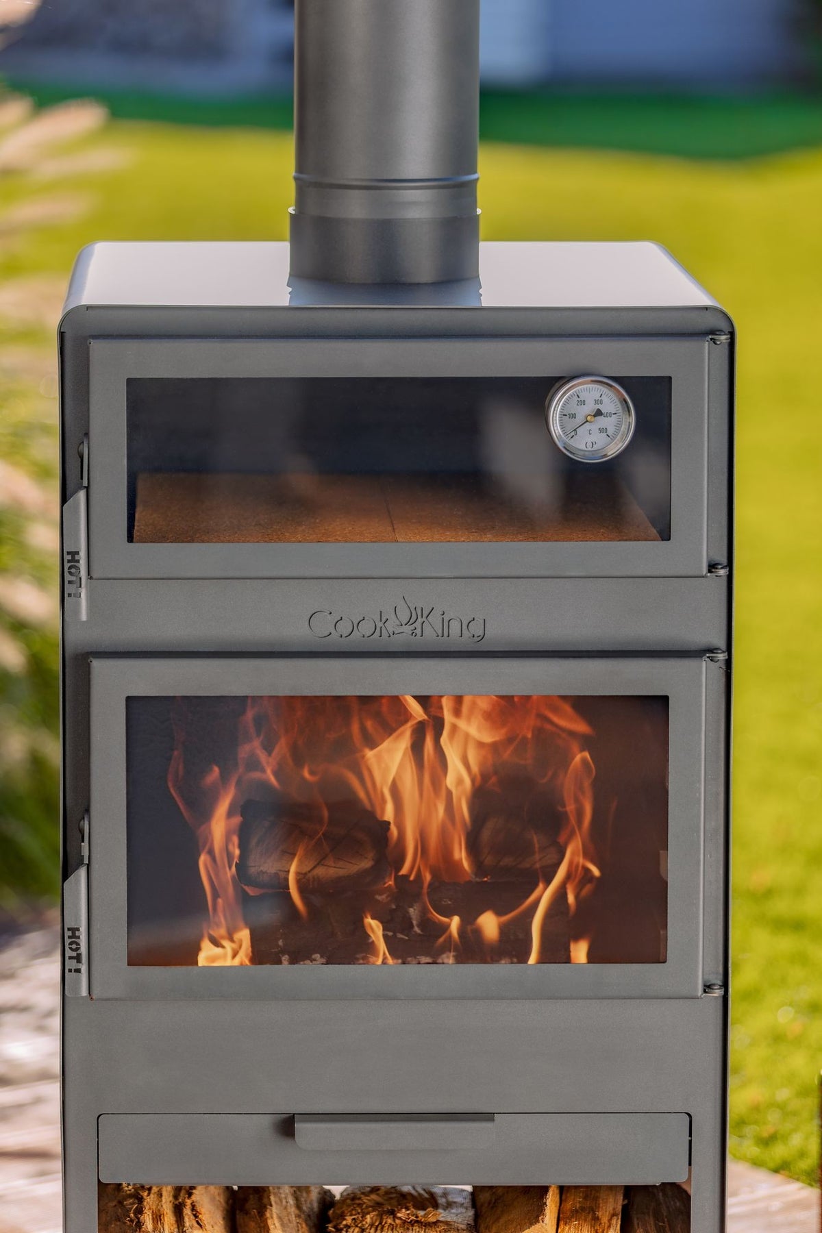 Cook King – Pack VENTO – Brasero cheminée avec four, grille de cuisson et range-bûches — mise en situation