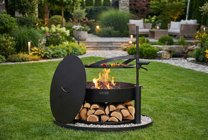 Cook King – Pack Brasero de jardin multifonction « MONTANA X » 80 cm avec grille de cuisson 60 cm, couvercle 82,0 cm et base décorative ronde en pierre 100 cm — mise en situation