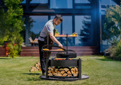Cook King – Pack Brasero de jardin multifonction « MONTANA X » 80 cm avec grille de cuisson 60 cm, mât supplémentaire et poêle en acier brut 50 cm — mise en situation