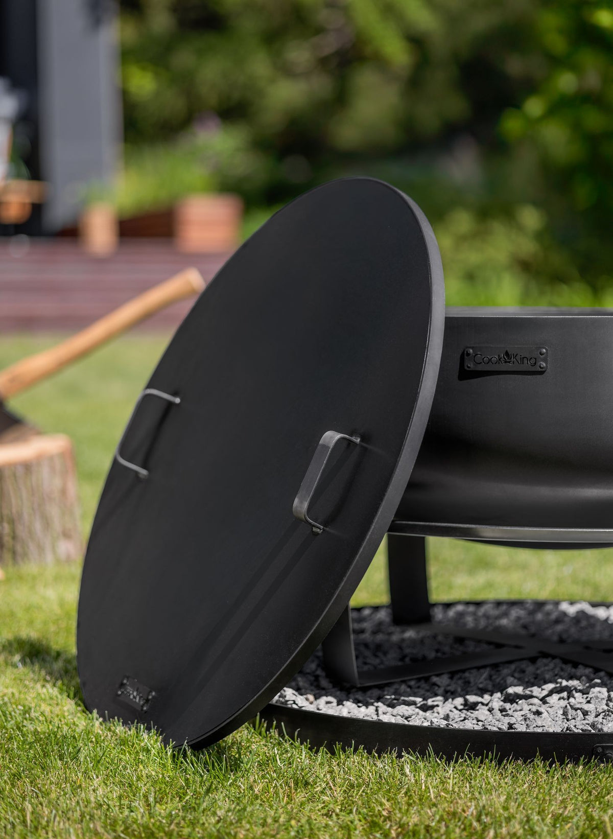 Cook King – Pack Brasero de jardin XXL « VIKING » 80 cm avec couvercle à bord profilé 81,5 cm et base décorative ronde en pierre 100 cm — mise en situation