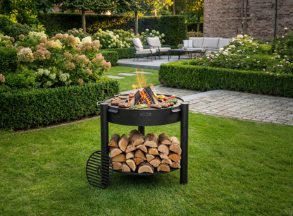 Cook King – Pack Brasero de jardin haut « MONTANA » 80 cm avec plaque de cuisson 78 cm (4 poignées) et grille de cuisson 37 cm — mise en situation