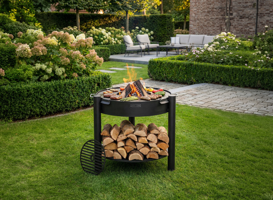 Cook King – Pack Brasero de jardin haut « MONTANA » 80 cm avec plaque de cuisson 78 cm (4 poignées) et grille de cuisson 37 cm — mise en situation
