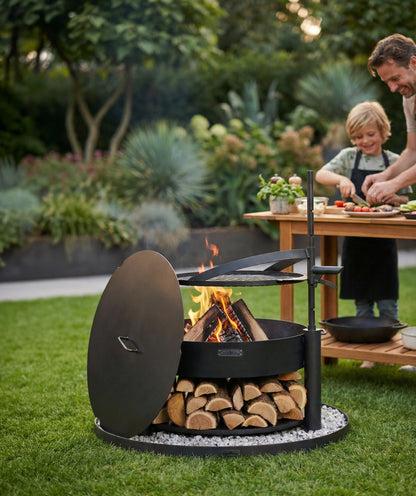 Cook King – Pack Brasero de jardin multifonction « MONTANA X » 80 cm avec grille de cuisson 60 cm, couvercle 82,0 cm et base décorative ronde en pierre 100 cm — mise en situation